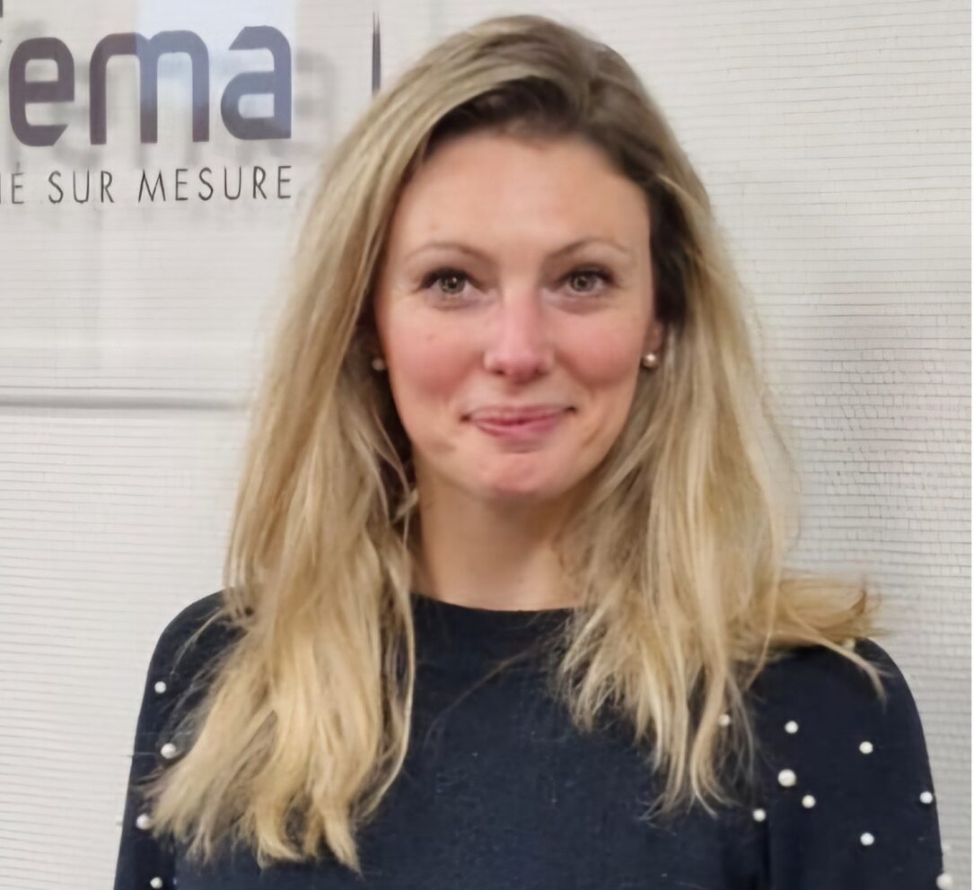 Femme devant le logo Sofema, fabricant de plan de travail stratifié sur mesure