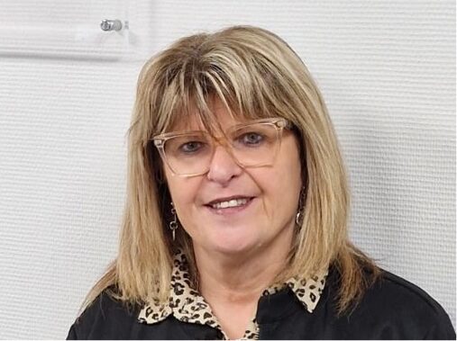 Logo Sofema et employée, fabricant de plan de travail stratifié sur mesure