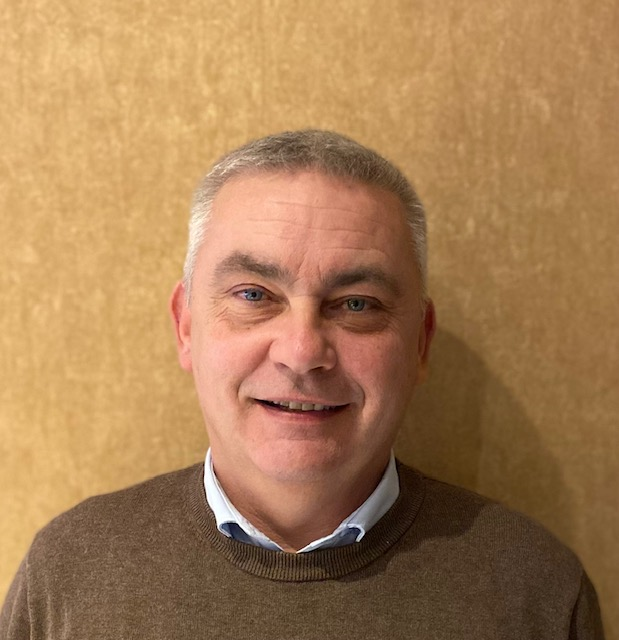 Portrait d’un homme souriant, Sofema fabricant de plan de travail stratifié sur