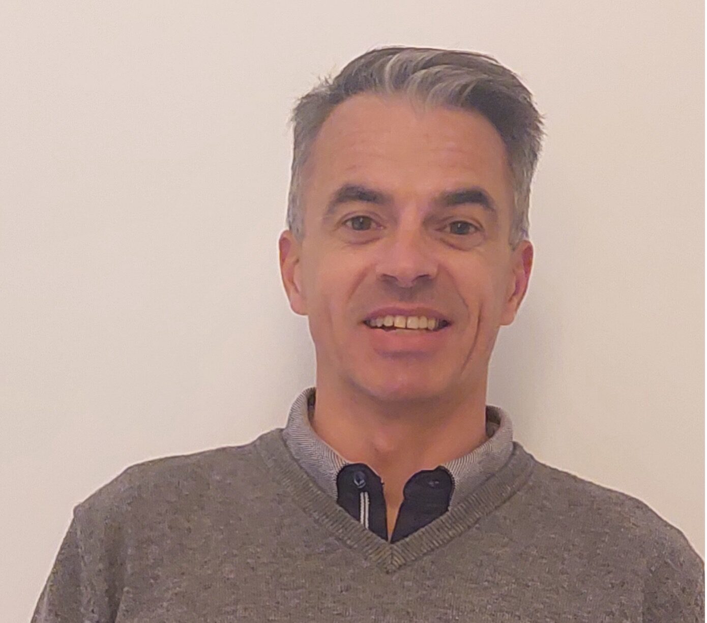 Portrait d’un homme souriant, Sofema fabricant de plan de travail stratifié sur