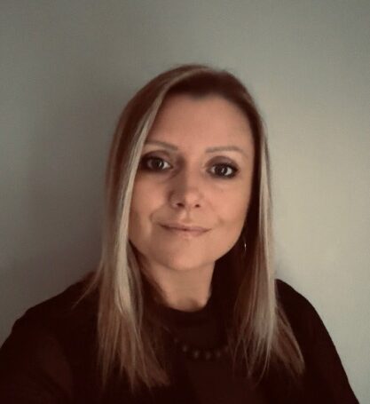 Portrait d’une femme souriante Sofema fabricant de plan de travail stratifié