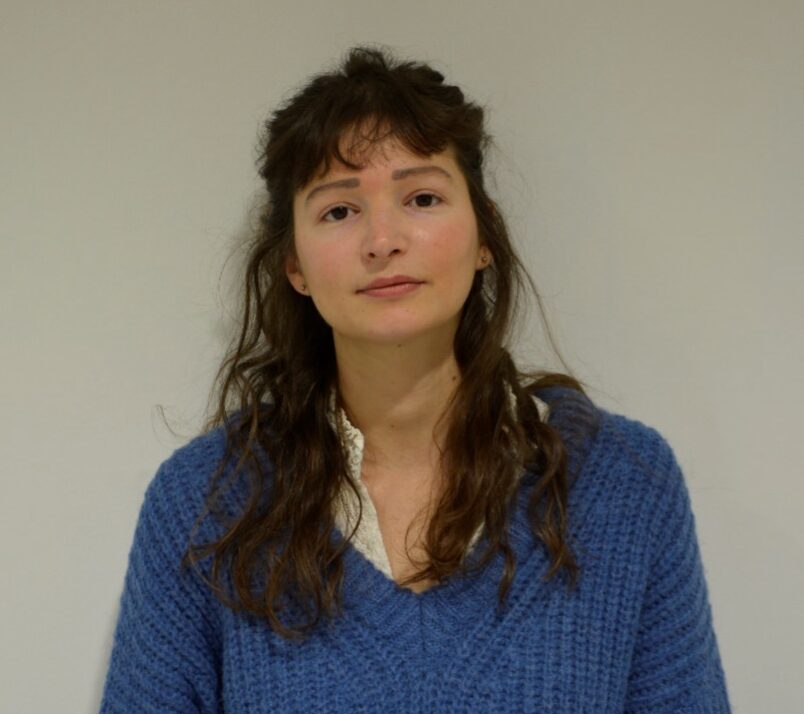 Portrait d’une femme en pull bleu regardant l’objectif