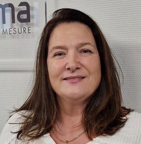 Portrait d’une femme Sofema, fabricant de plan de travail stratifié sur mesure