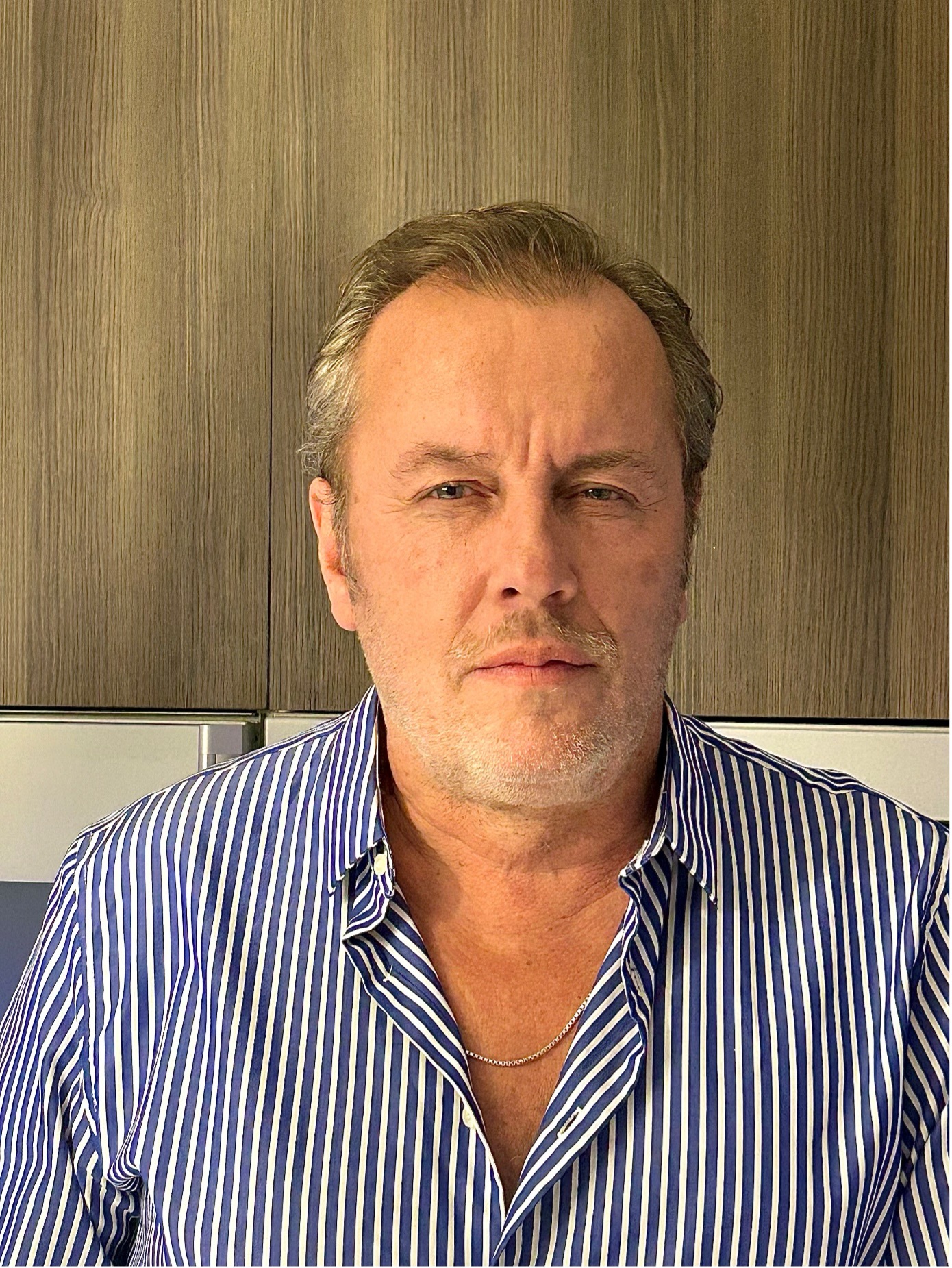 Portrait d’un homme en chemise rayée, Sofema fabricant de plan de travail