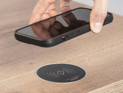Recharge sans fil de smartphone sur plan de travail stratifié sur mesure Sofema