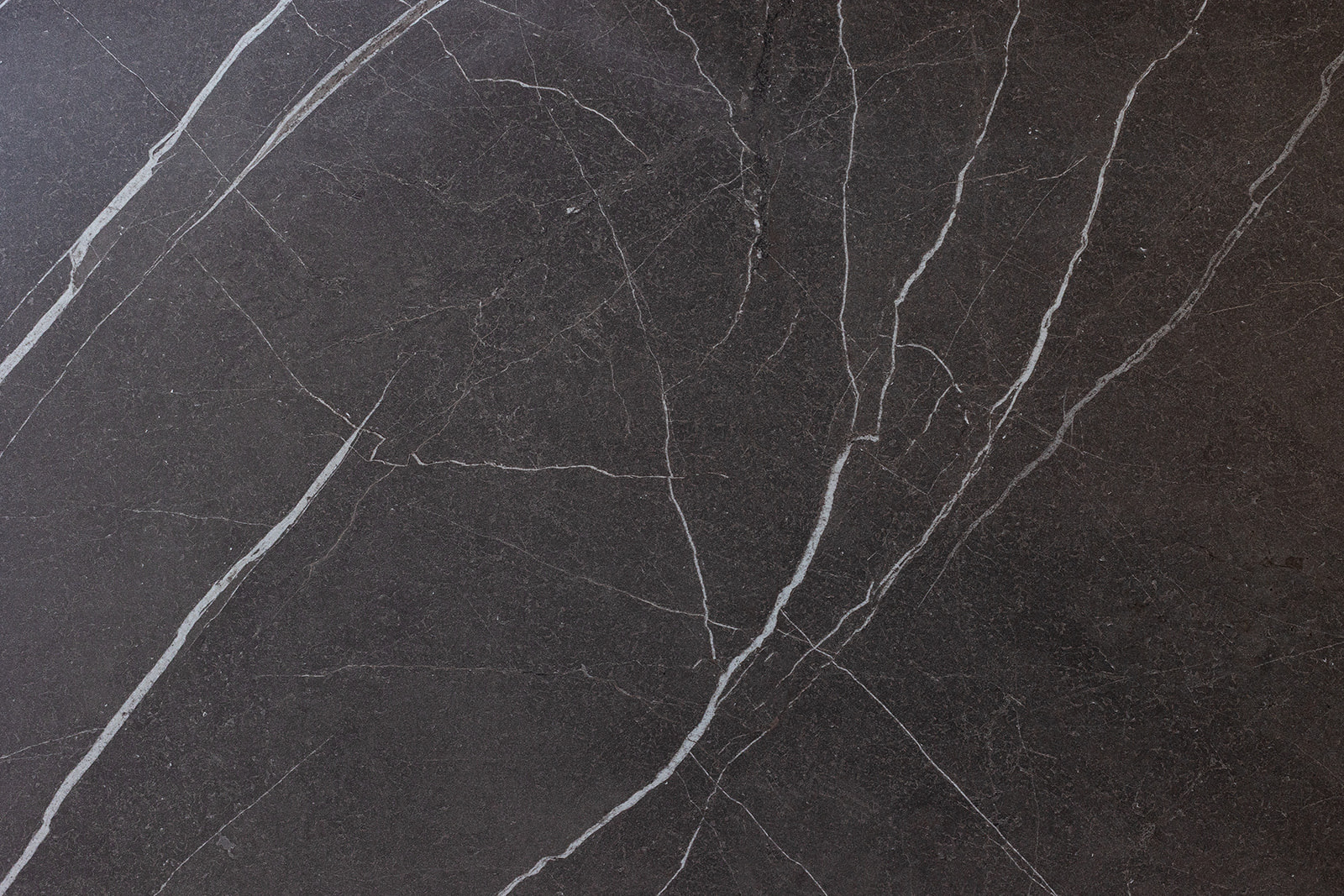 Plan de travail stratifié effet marbre noir Sofema sur mesure